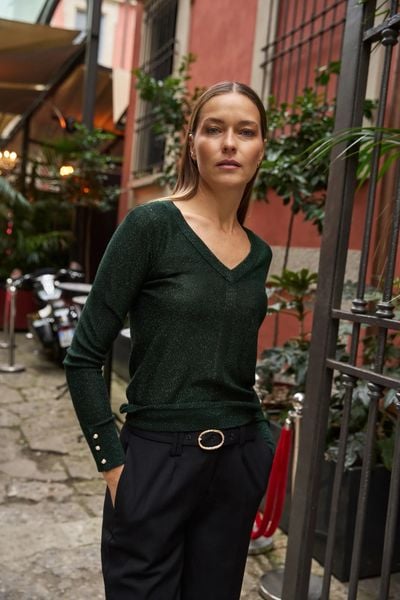 Sweter z metaliczną nitką zielony. Zielone swetry nierozpinane damskie MOODO, l, bez wzorów, z wiskozy, bez kołnierzyka, bez ramiączek. Za 119.99 zł.