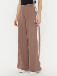 Adidas Spodnie dresowe 3-Stripes JC5762 Beżowy Wide Leg. Brązowe spodnie dresowe damskie Adidas, bez wzorów, z bawełny. Za 199.99 zł.