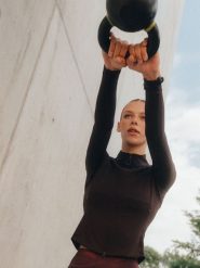 4F Bluza treningowa slim bez kaptura damska - brązowa L. Brązowe bluzy damskie 4F, l, bez wzorów, klasyczne, bez ramiączek, bez kaptura. Za 199.99 zł.