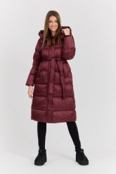 HETREGO Bordowy damski puchowy płaszcz Karen Woman Quilted Coat. Czerwone płaszcze damskie HETREGO, bez wzorów, z poliamidu, eleganckie, bez kołnierzyka, bez kaptura. W wyprzedaży za 1,149.99 zł.