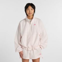 Kurtka damska New Balance WJ61J16CAAA – różowa. Czerwone kurtki sportowe damskie New Balance, m, bez wzorów, z materiału, bez ramiączek, bez kaptura. Za 409.99 zł.