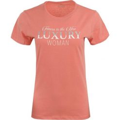 Damski T-shirt Athl. DPT Savannah Coral 2XL - Oddychająca Bawełna. Czerwone t-shirty damskie YB SPORTS, xl, bez wzorów, z bawełny, casualowe, bez kołnierzyka, bez ramiączek. Za 133.99 zł.