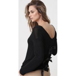 Czarny Sweter Hear Me Out. Czarne swetry nierozpinane damskie Born2be, m, bez wzorów, bez kołnierzyka, bez ramiączek. Za 69.99 zł.