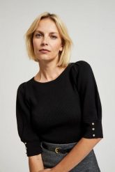 Prążkowany sweter z bufiastymi rękawami czarny. Czarne swetry nierozpinane damskie MOODO, m, bez wzorów, z poliamidu, bez kołnierzyka, bez ramiączek. W wyprzedaży za 59.99 zł.