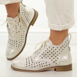 Złote skórzane ażurowe botki damskie Cambell 19422. Żółte botki damskie Cambell, na jesień, w ażurowe wzory, z jeansu, eleganckie, z okrągłym noskiem, bez obcasa, na płaskiej podeszwie, bez zapięcia. Za 259.00 zł.