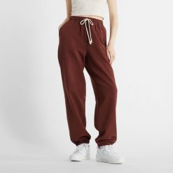 Spodnie damskie New Balance WP41513ROK – brązowe. Brązowe spodnie dresowe damskie New Balance, bez wzorów, z bawełny, klasyczne, z podwyższonym stanem. Za 169.99 zł.