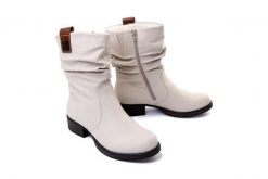 RIEKER Z9583-60 beige, kozaki damskie. Brązowe kozaki damskie Rieker, na zimę, bez wzorów, bez obcasa, na obcasie, bez zapięcia. Za 379.90 zł.