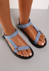Jasnoniebieskie Sandały Naerothee. Niebieskie sandały damskie Renee, bez wzorów, z denimu, bez obcasa, na płaskiej podeszwie, bez zapięcia. Za 34.99 zł.