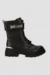 JUST CAVALLI Czarne buty Fondo Kani Kombat. Czarne botki damskie Just Cavalli, bez wzorów, bez obcasa, bez zapięcia. W wyprzedaży za 549.99 zł.