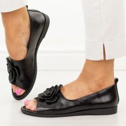 Czarne skórzane płaskie sandały damskie Potocki 19452. Czarne sandały damskie POTOCKI, z aplikacjami, z jeansu, bez obcasa, na płaskiej podeszwie, bez zapięcia. Za 229.00 zł.