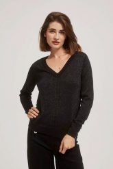 Sweter z metaliczną nitką i dekoltem w serek czarny. Czarne swetry nierozpinane damskie MOODO, l, bez wzorów, bez kołnierzyka, bez ramiączek. W wyprzedaży za 47.99 zł.