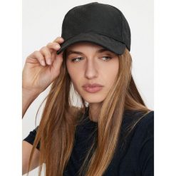 Czapka z daszkiem Guess. Czarne czapki damskie Guess, z aplikacjami. Za 109.99 zł.