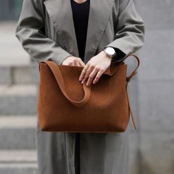Shopperka skórzana Solier FL38 Sienna brązowa. Brązowe shopperki damskie Solier, bez wzorów, ze skóry, na ramię, zamszowe, bez dodatków. Za 399.00 zł.