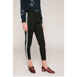 Haily's - Spodnie Greta. Czarne spodnie materiałowe damskie Haily's, bez wzorów, z elastanu, casualowe, z obniżonym stanem. W wyprzedaży za 59.90 zł.