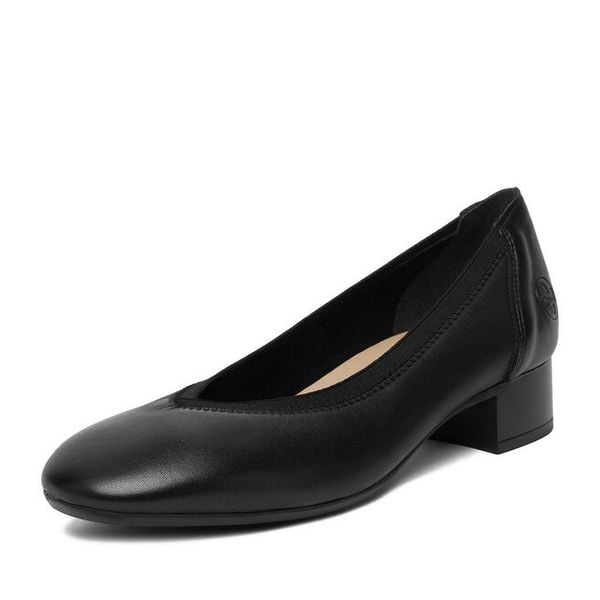 Czółenka Rieker. Czarne czółenka damskie Rieker, bez wzorów, bez obcasa, bez zapięcia. Za 229.99 zł.