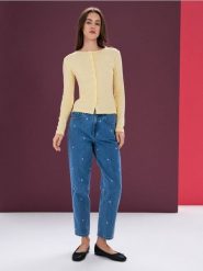 Jeansy mom z haftowanymi kwiatkami - niebieski. Niebieskie jeansy damskie Sinsay, bez wzorów, z jeansu. Za 69.99 zł.