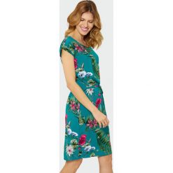 Luźna sukienka w kwiaty. Sukienki damskie Greenpoint, bez wzorów, z wiskozy, bez kołnierzyka, bez ramiączek. Za 69.99 zł.