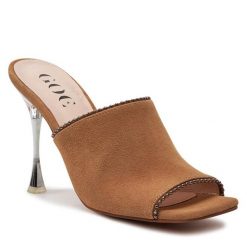 Klapki GOE. Brązowe klapki damskie GOE, bez wzorów, bez obcasa, bez zapięcia. Za 479.99 zł.