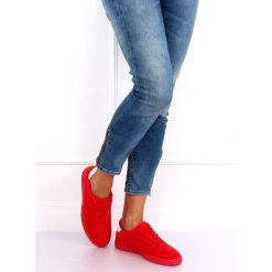 Trampki damskie czerwone LX-9857 Red. Czerwone trampki i tenisówki damskie ButyModne, bez wzorów, z materiału, bez zapięcia. W wyprzedaży za 69.00 zł.