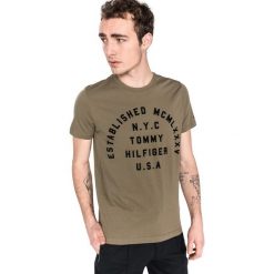 Tommy Hilfiger Koszulka Zielony. Zielone t-shirty męskie Tommy Hilfiger, xxl, bez wzorów, z bawełny, bez kołnierzyka, bez ramiączek. Za 206.95 zł.