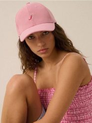 Bawełniana czapka z daszkiem i haftem - różowy. Czerwone czapki damskie Sinsay, bez wzorów, z bawełny. Za 19.99 zł.