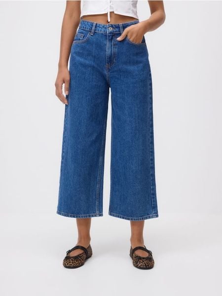 Jeansy culotte - niebieski. Niebieskie jeansy damskie Reserved, bez wzorów, z bawełny. W wyprzedaży za 79.99 zł.