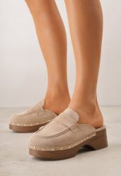 Beżowe Klapki Drewniaki w Stylu Mokasynów z Nitami Hanaria. Brązowe klapki damskie Born2be, z aplikacjami, z jeansu, eleganckie, bez obcasa, na obcasie, bez zapięcia. Za 89.99 zł.