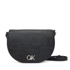 Torebka Calvin Klein. Czarne listonoszki damskie Calvin Klein, bez wzorów, bez dodatków. Za 339.99 zł.