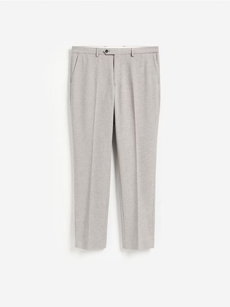 Spodnie garniturowe slim fit - brązowy. Brązowe garnitury męskie Reserved, l, bez wzorów, z tkaniny. W wyprzedaży za 109.99 zł.