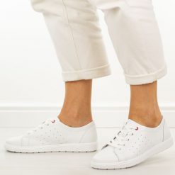 Białe skórzane półbuty damskie Filippo Dp7556/26. Białe półbuty damskie Filippo, na lato, bez wzorów, z jeansu, biznesowe, bez obcasa, na płaskiej podeszwie, bez zapięcia. W wyprzedaży za 192.72 zł.