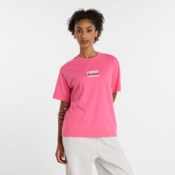 Koszulka damska New Balance WT51541DAB – różowa. Czerwone bluzki damskie New Balance, s, bez wzorów, z bawełny, eleganckie, bez kołnierzyka, bez ramiączek. Za 119.99 zł.