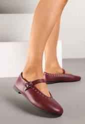 Bordowe Balerinki w Stylu Mary Jane ze Zdobieniem z Nitami Fennriva. Czerwone balerinki damskie Renee, z aplikacjami, z jeansu, eleganckie, bez obcasa, na płaskiej podeszwie, bez zapięcia. Za 49.99 zł.