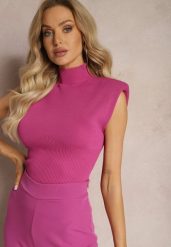 Fuksjowa Bluzka ze Stójką z Usztywnionymi Ramionami i Szerokim Ściągaczem Aswara. Czerwone bluzki damskie Renee, bez wzorów, z jeansu, eleganckie, bez kołnierzyka, bez ramiączek. Za 44.99 zł.
