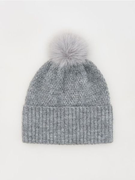Czapka beanie z pomponem - jasnoszary. Szare czapki damskie Reserved, bez wzorów. W wyprzedaży za 19.99 zł.