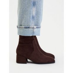 Botki JENNY. Brązowe botki damskie Jenny, bez wzorów, bez obcasa, na słupku, bez zapięcia. Za 169.99 zł.