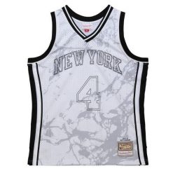 Marmurowa koszula New York Knicks NBA Swingman 2005/06. Białe koszule damskie Mitchell & Ness, bez wzorów, z poliesteru, sportowe, bez kołnierzyka, bez ramiączek. Za 597.00 zł.
