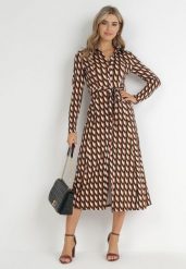 Brązowa Sukienka Koszulowa w Geometryczny Wzór Kelsam. Brązowe sukienki damskie Born2be, l, bez wzorów, eleganckie, bez kołnierzyka, bez ramiączek, midi, koszulowe. Za 189.99 zł.