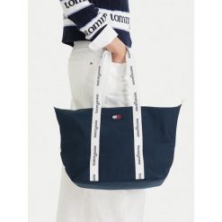 Torebka Tommy Jeans. Brązowe shopperki damskie Tommy Jeans, bez wzorów, z jeansu, bez dodatków. Za 206.99 zł.