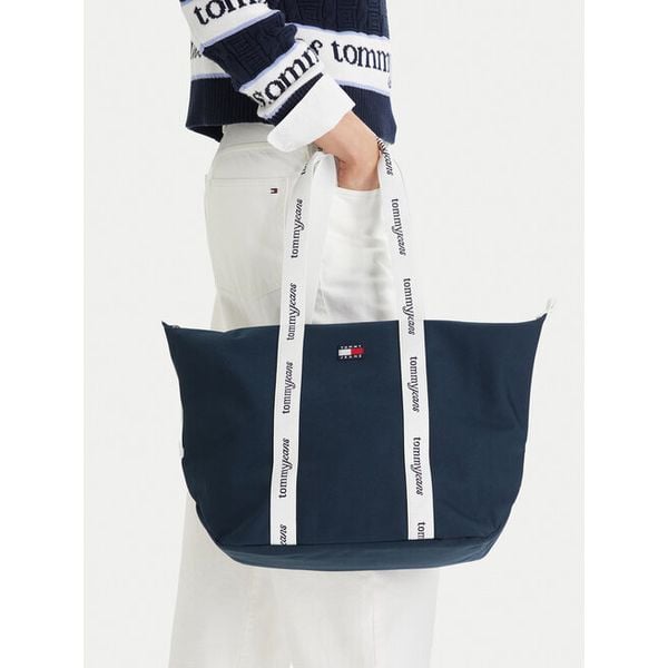 Torebka Tommy Jeans. Niebieskie shopperki damskie Tommy Jeans, bez wzorów, z jeansu, bez dodatków. Za 206.99 zł.