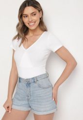 Biały Prążkowany T-shirt z Bawełny z Dekoltem w Serek Filunira. Białe t-shirty damskie Born2be, l, bez wzorów, z bawełny, eleganckie, bez kołnierzyka, bez ramiączek. Za 39.99 zł.