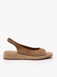 Jasnobrązowe wsuwane sandały. Brązowe sandały damskie Ryłko, bez wzorów, ze skóry, z okrągłym noskiem, bez obcasa, na koturnie, bez zapięcia. Za 379.99 zł.