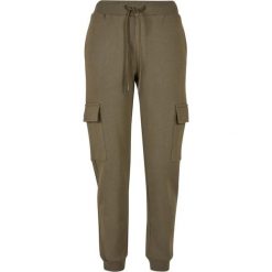Damski strój do joggingu typu cargo Urban Classics. Zielone spodnie dresowe damskie Urban Classics, bez wzorów, sportowe, długie, do biegania. Za 214.00 zł.