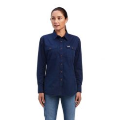 Damska koszula z długim rękawem ze spranego diagonalu Ariat Rebar. Niebieskie koszule damskie Ariat, bez wzorów, sportowe, bez kołnierzyka, bez ramiączek. Za 324.50 zł.