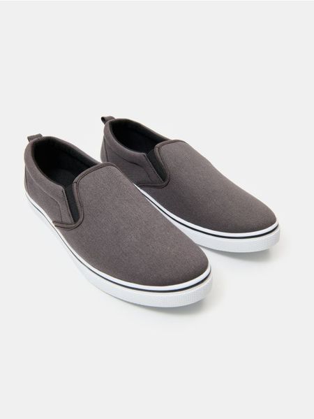 Trampki typu slip-on - szary. Szare trampki męskie Sinsay, bez wzorów, bez zapięcia. Za 29.99 zł.