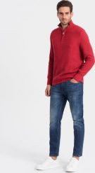 Ombre Męski dzianinowy sweter z rozpinaną stójką - czerwony V8 OM-SWZS-0105 S. Czerwone swetry męskie Ombre, m, bez wzorów, z dzianiny, bez kołnierzyka, bez ramiączek. Za 169.99 zł.