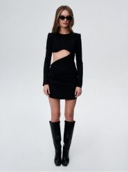 Undress Code Sukienka koktajlowa Blame Me 597 Czarny Slim Fit. Czarne sukienki damskie Undress Code, s, bez wzorów, z wiskozy, wizytowe, bez kołnierzyka, bez ramiączek. Za 379.99 zł.