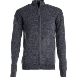 Ciemnoszary Sweter Heaton. Szare swetry męskie Born2be, na jesień, l, bez wzorów, bez kołnierzyka, bez ramiączek. Za 59.99 zł.