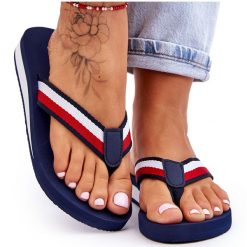 Damskie Klapki Japonki Na Platformie Big Star LL274779 Granatowe niebieskie. Niebieskie klapki damskie bez wzorów, retro, bez obcasa, na koturnie, bez zapięcia. Za 170.94 zł.