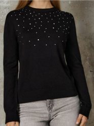 Sweter z wiskozą i ozdobnymi ćwiekami - czarny. Czarne swetry nierozpinane damskie Sinsay, l, bez wzorów, z wiskozy, bez kołnierzyka, bez ramiączek. Za 49.99 zł.