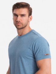 Męski t-shirt fullprint z kolorowymi literami - niebieski denim V4 - Rozmiar: S. Niebieskie t-shirty męskie Ombre Clothing, l, bez wzorów, z bawełny, bez kołnierzyka, bez ramiączek. W wyprzedaży za 24.99 zł.
